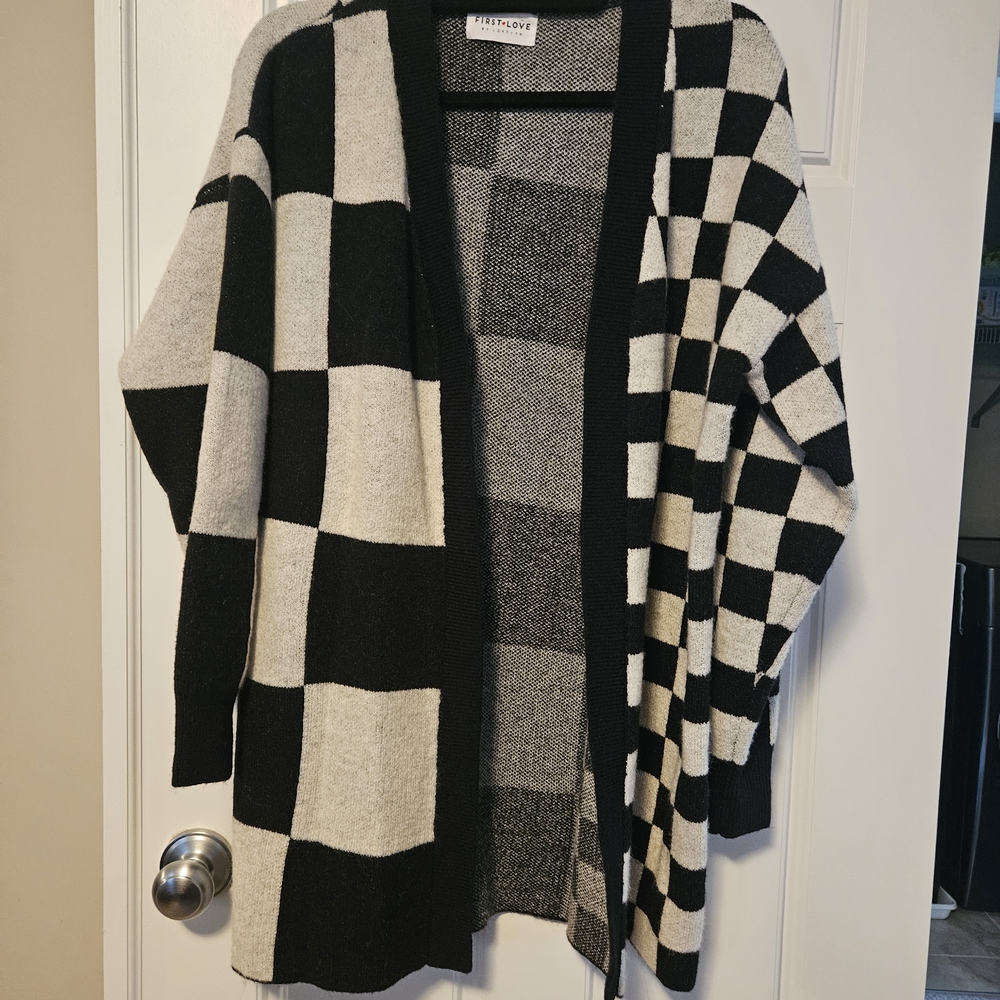 Trendy Black and White Checkered Cardigan